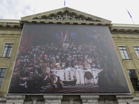 906217 Afbeelding van het grote spandoek over de viering van de Vrede van Utrecht, op de voorgevel van het Stadhuis ...